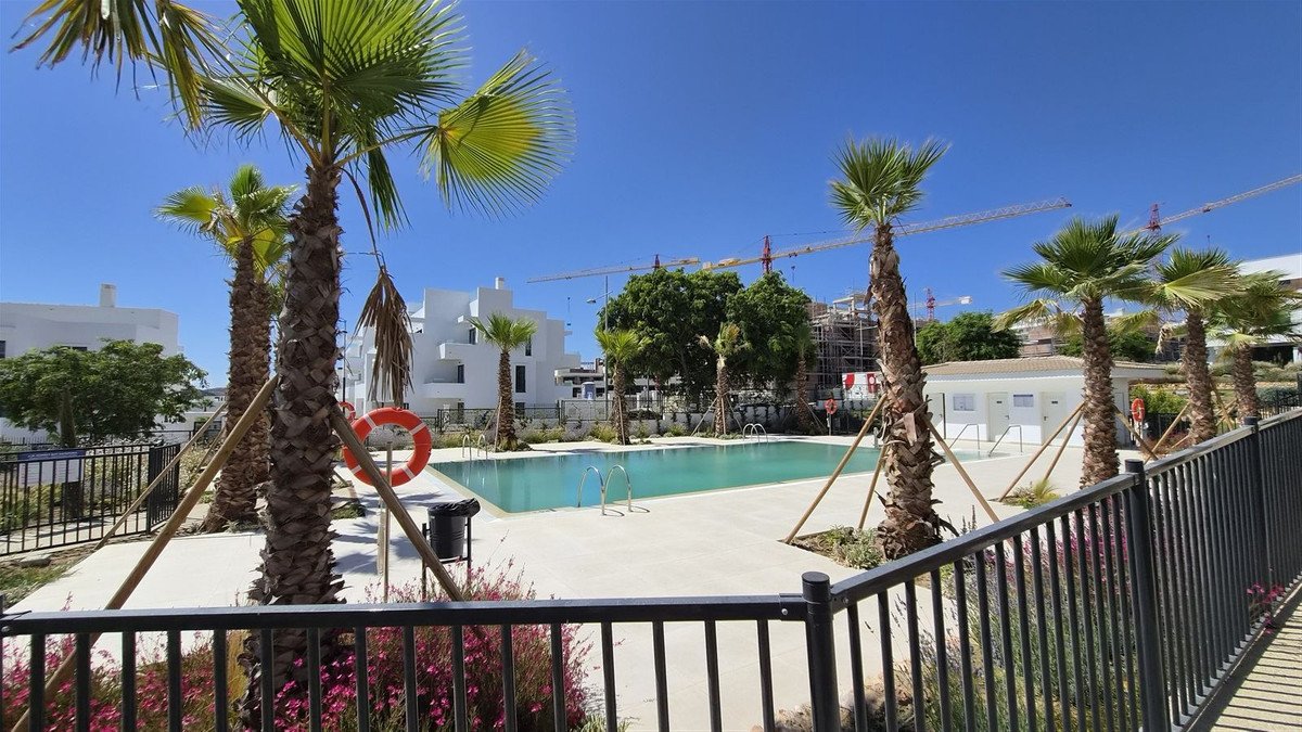 2 Bed Middle Floor Apartment in Estepona