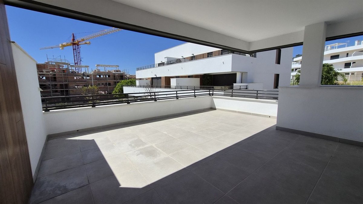 2 Bed Middle Floor Apartment in Estepona