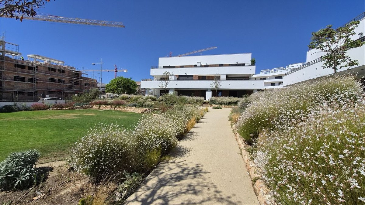 2 Bed Middle Floor Apartment in Estepona