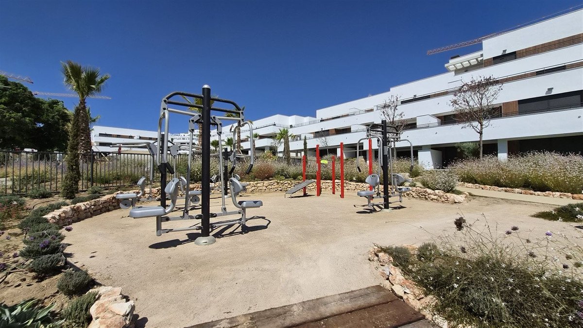 2 Bed Middle Floor Apartment in Estepona