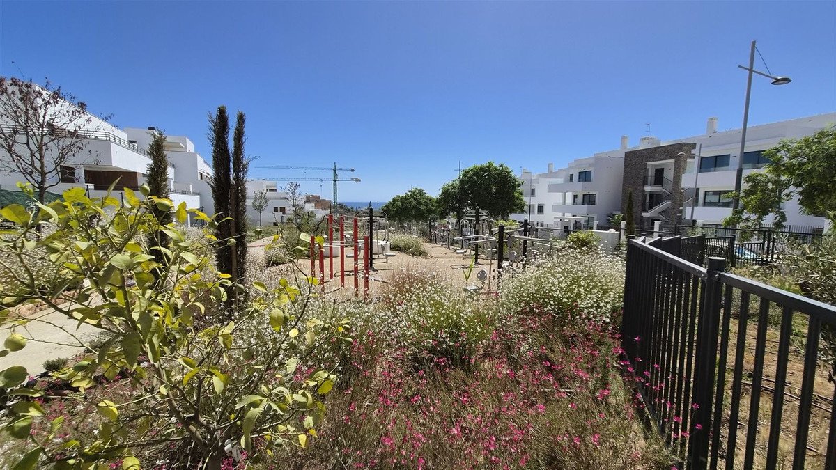 2 Bed Middle Floor Apartment in Estepona
