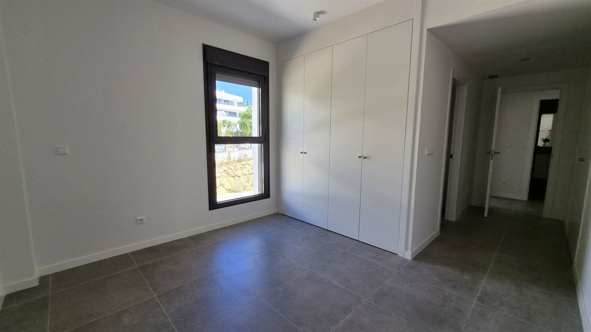 2 Bed Middle Floor Apartment in Estepona