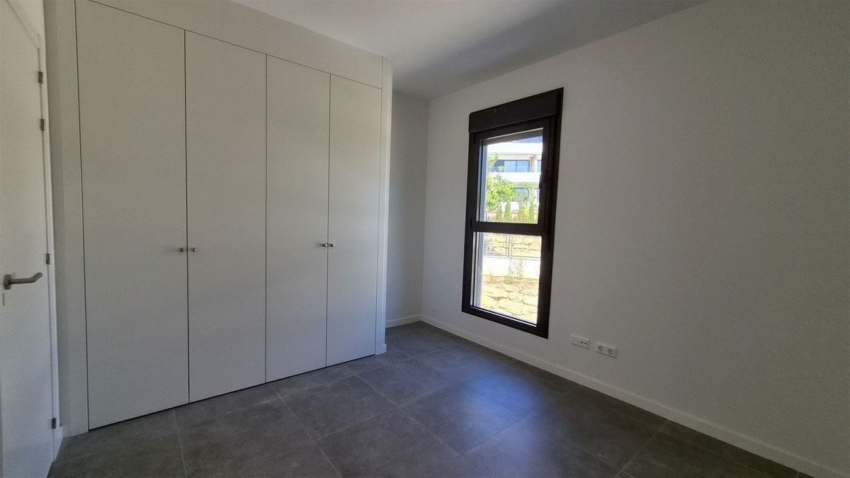 2 Bed Middle Floor Apartment in Estepona