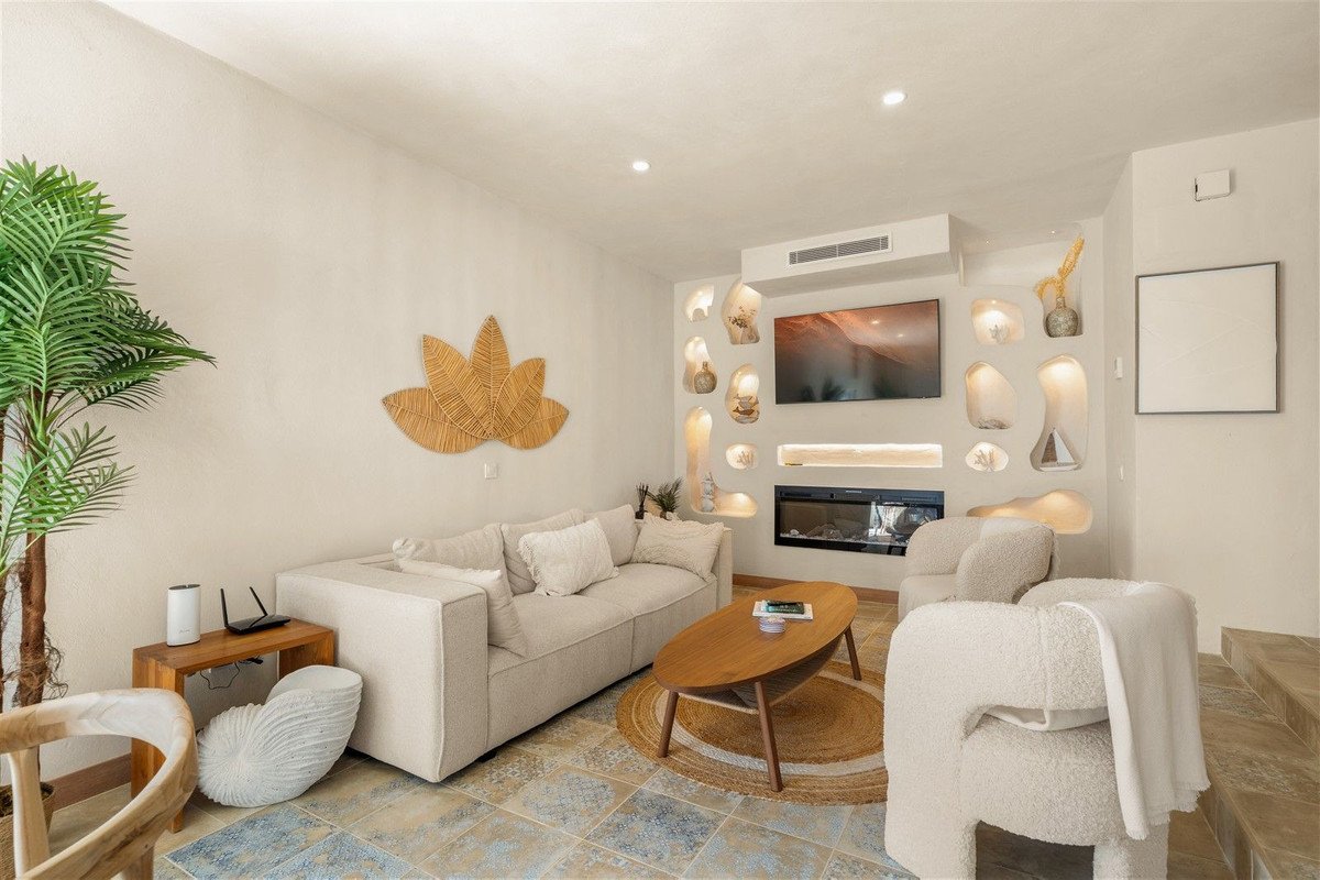 4 Bed Semi-Detached House in Estepona