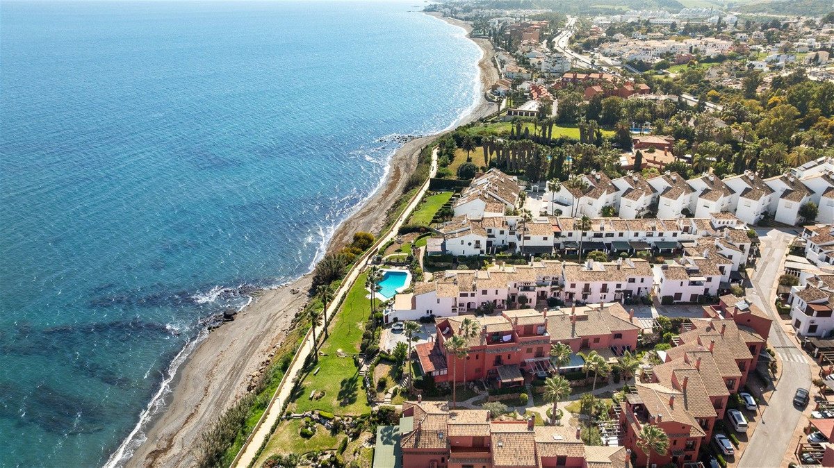 4 Bed Semi-Detached House in Estepona