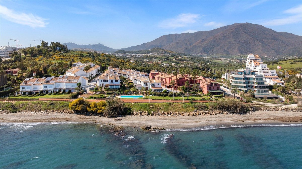 4 Bed Semi-Detached House in Estepona