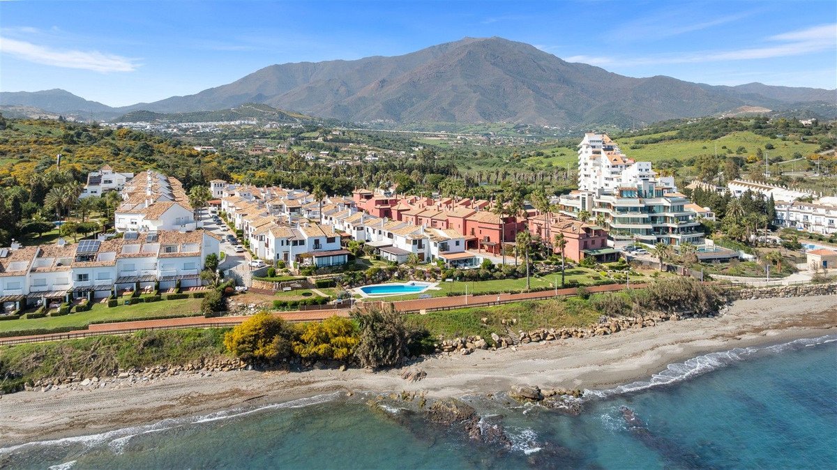 4 Bed Semi-Detached House in Estepona