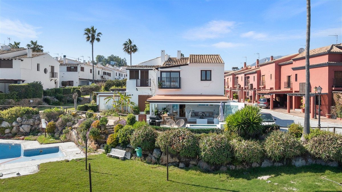4 Bed Semi-Detached House in Estepona