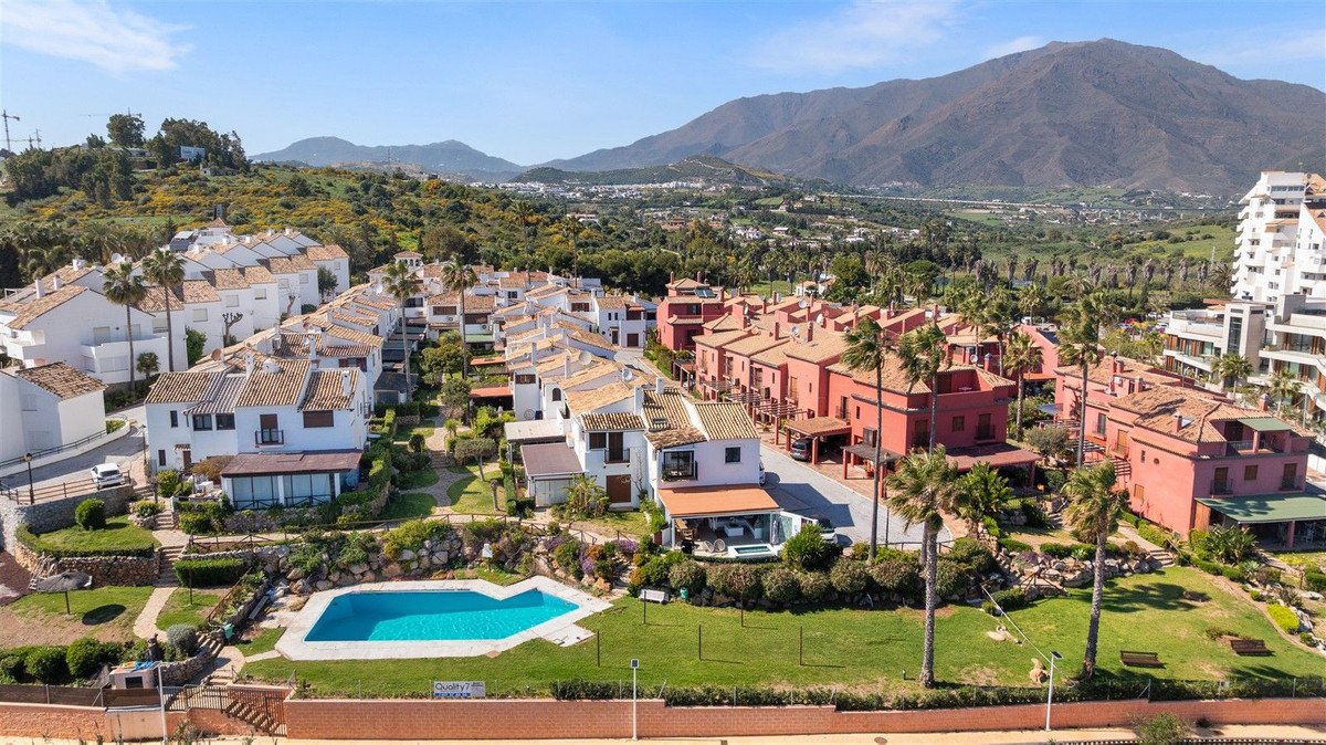 4 Bed Semi-Detached House in Estepona