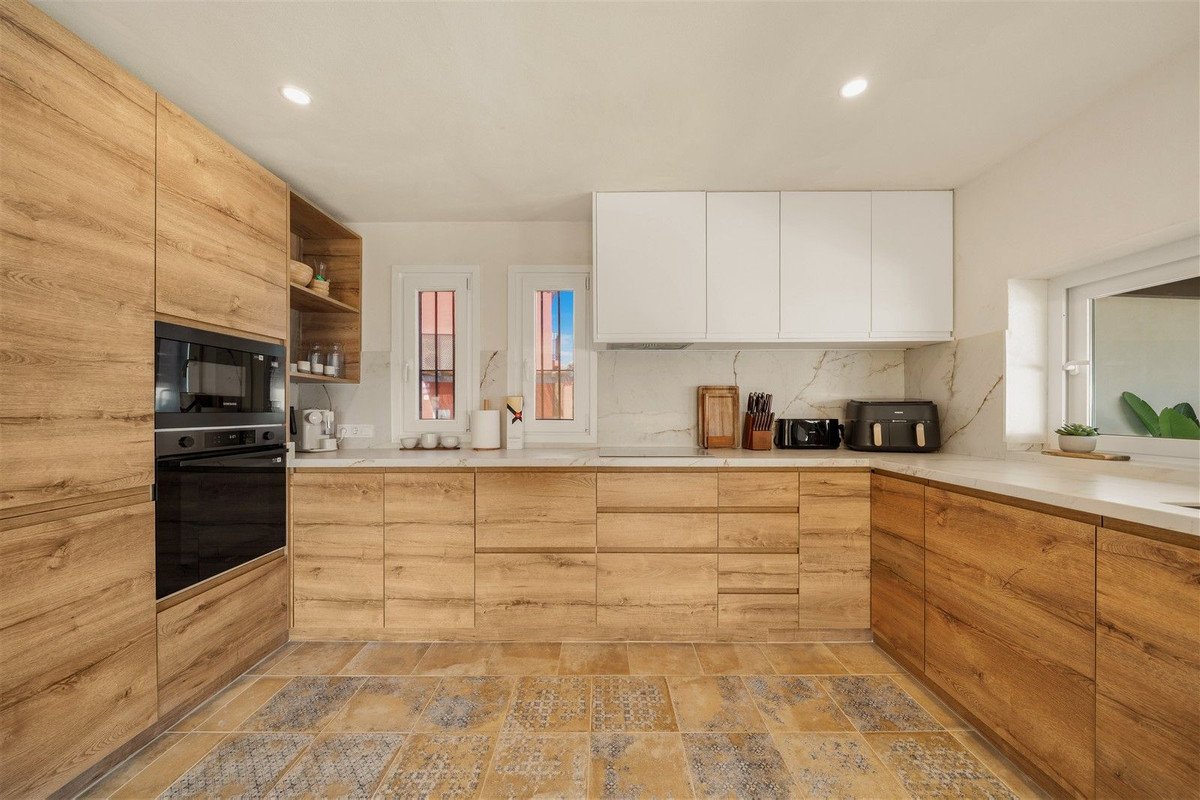 4 Bed Semi-Detached House in Estepona