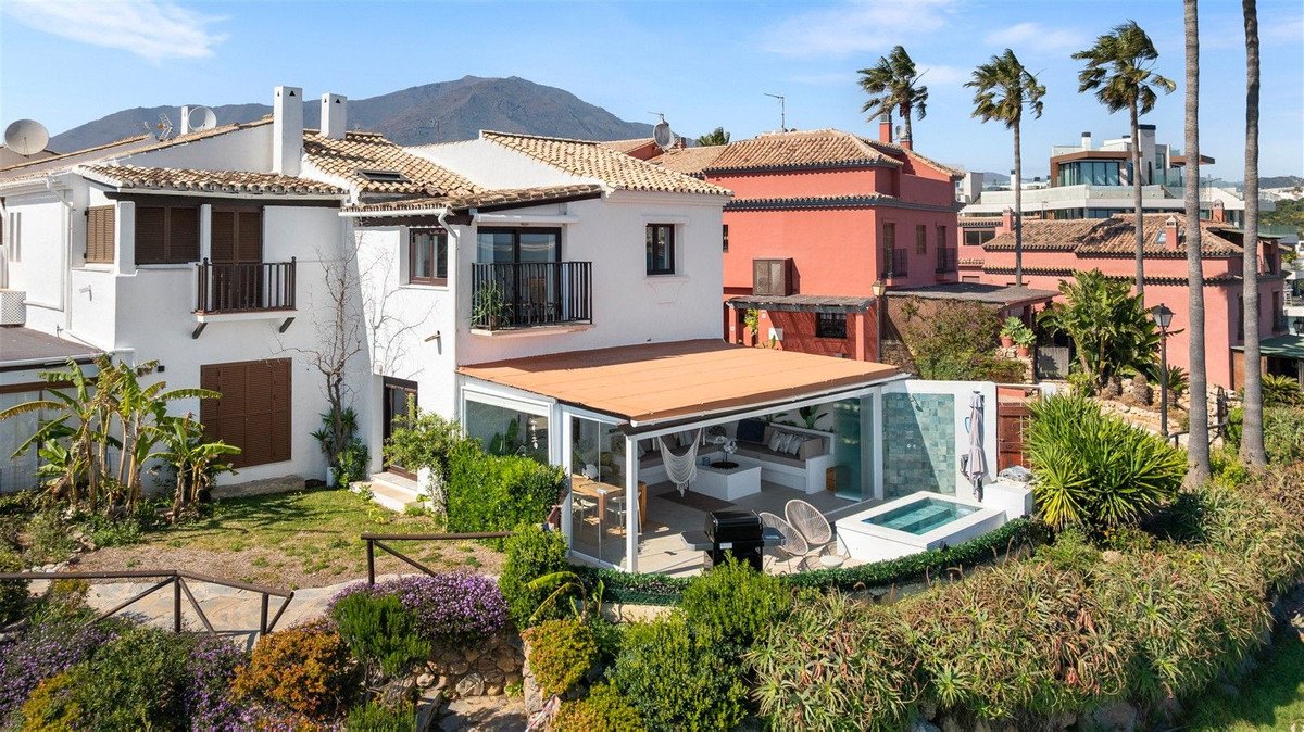 4 Bed Semi-Detached House in Estepona