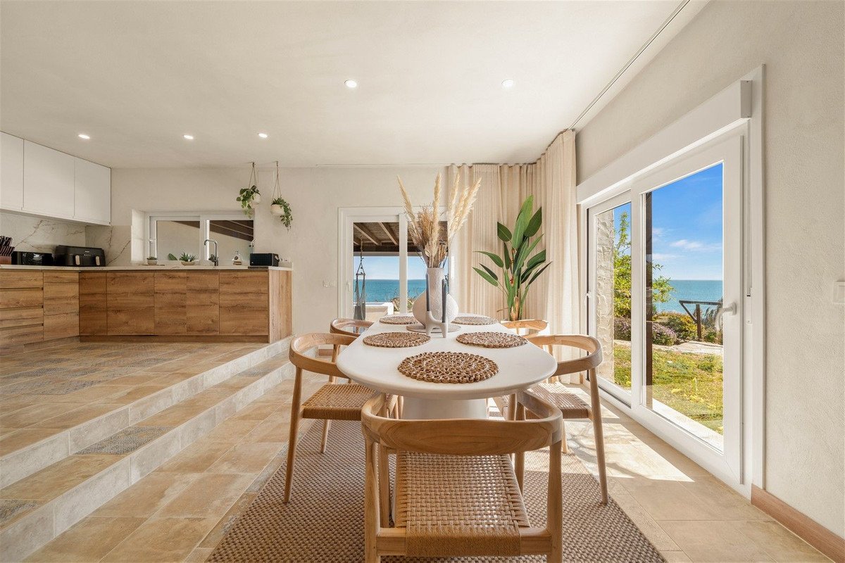 4 Bed Semi-Detached House in Estepona
