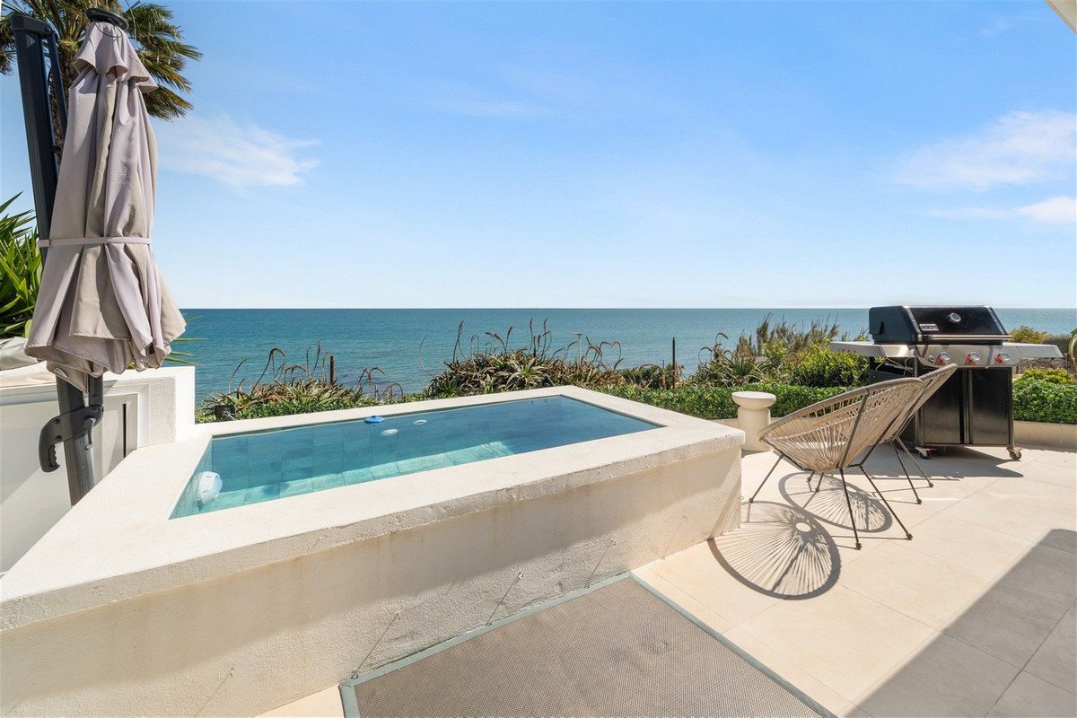 4 Bed Semi-Detached House in Estepona