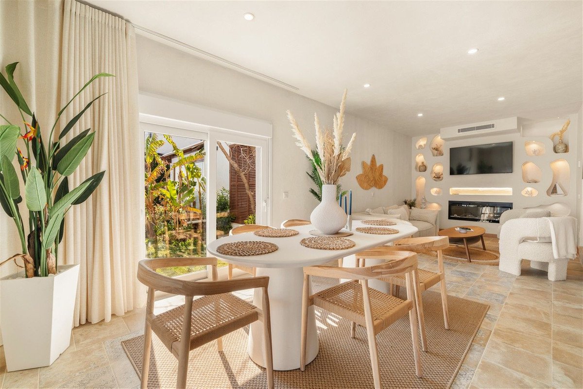 4 Bed Semi-Detached House in Estepona