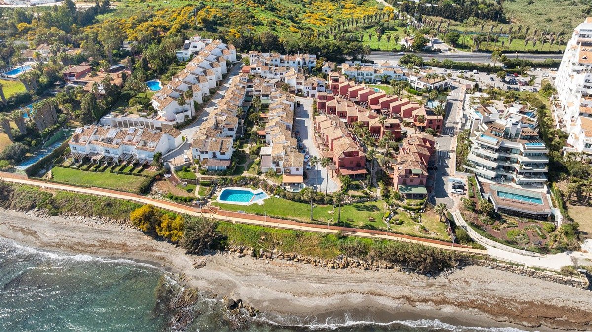 4 Bed Semi-Detached House in Estepona