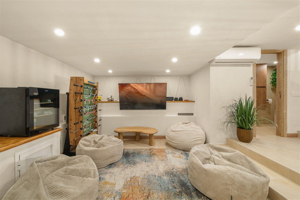 4 Bed Semi-Detached House in Estepona