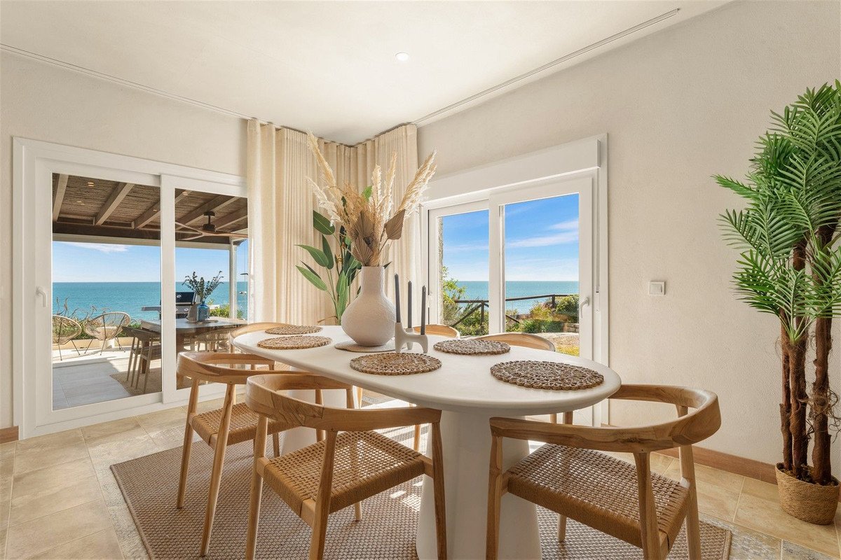 4 Bed Semi-Detached House in Estepona