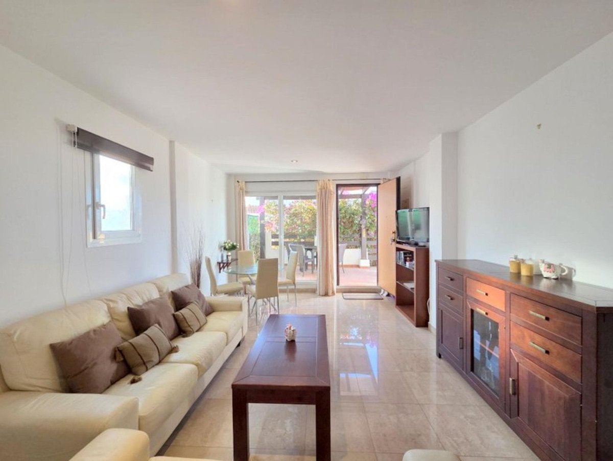 2 Bed Ground Floor Apartment in La Duquesa