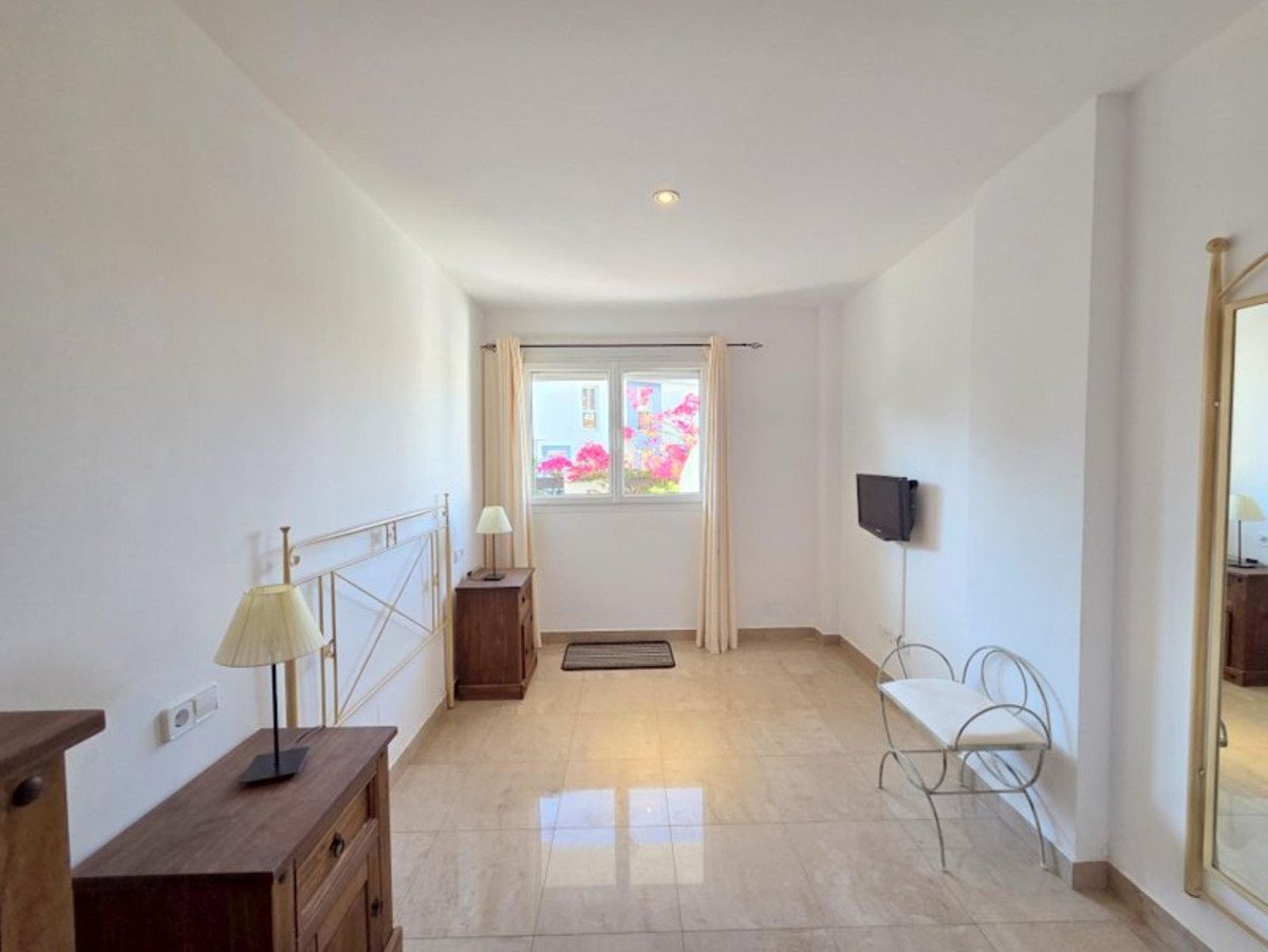 2 Bed Ground Floor Apartment in La Duquesa