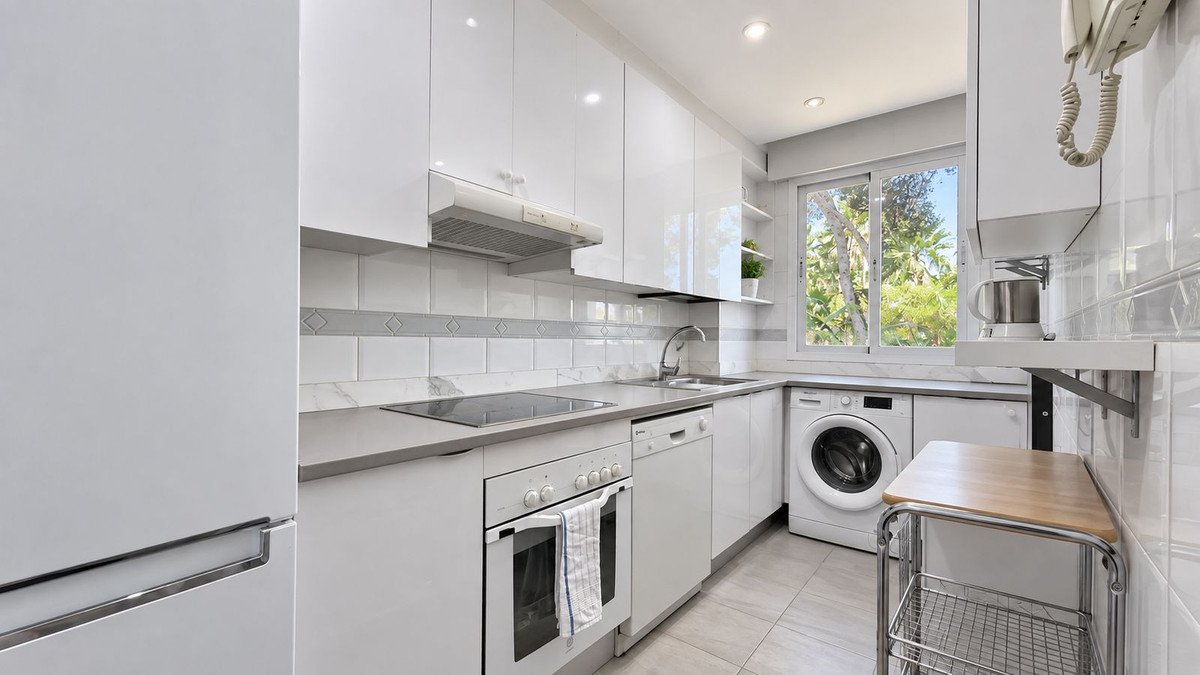 2 Bed Middle Floor Apartment in Nueva Andalucía