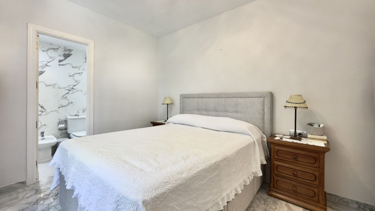 2 Bed Middle Floor Apartment in Nueva Andalucía