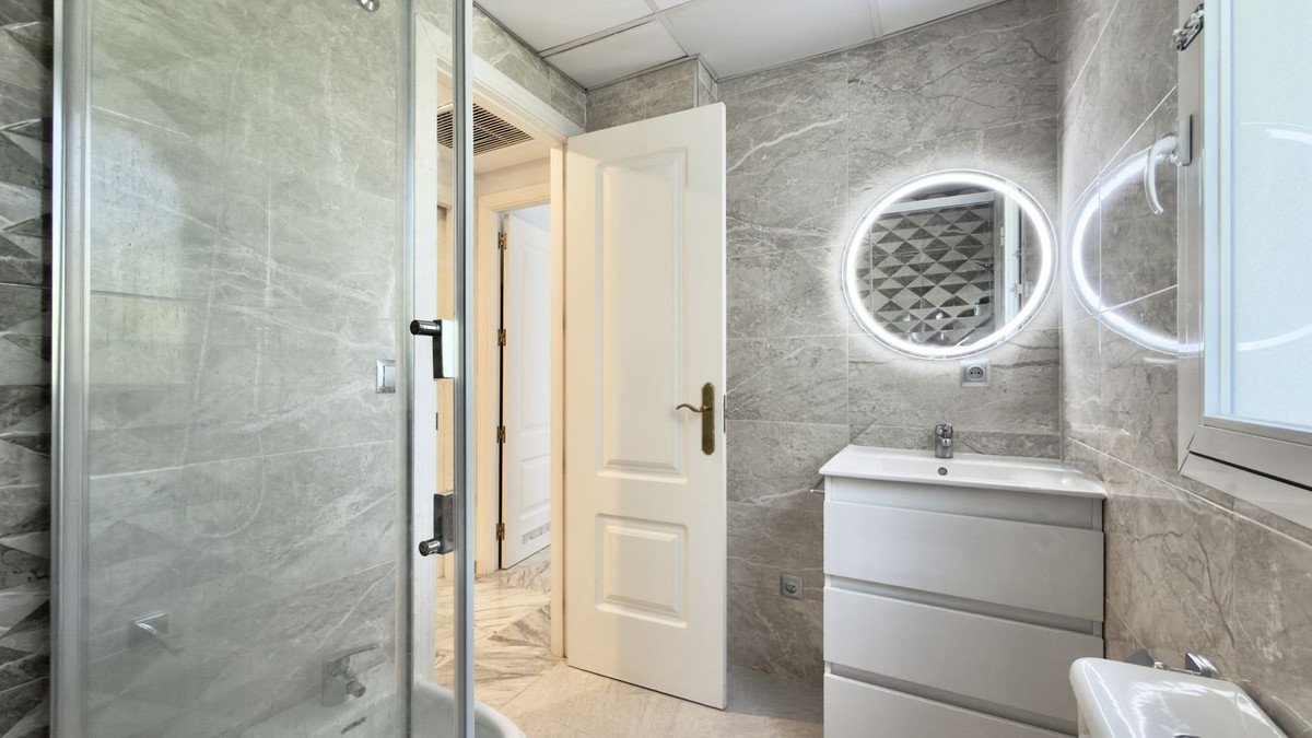 2 Bed Middle Floor Apartment in Nueva Andalucía