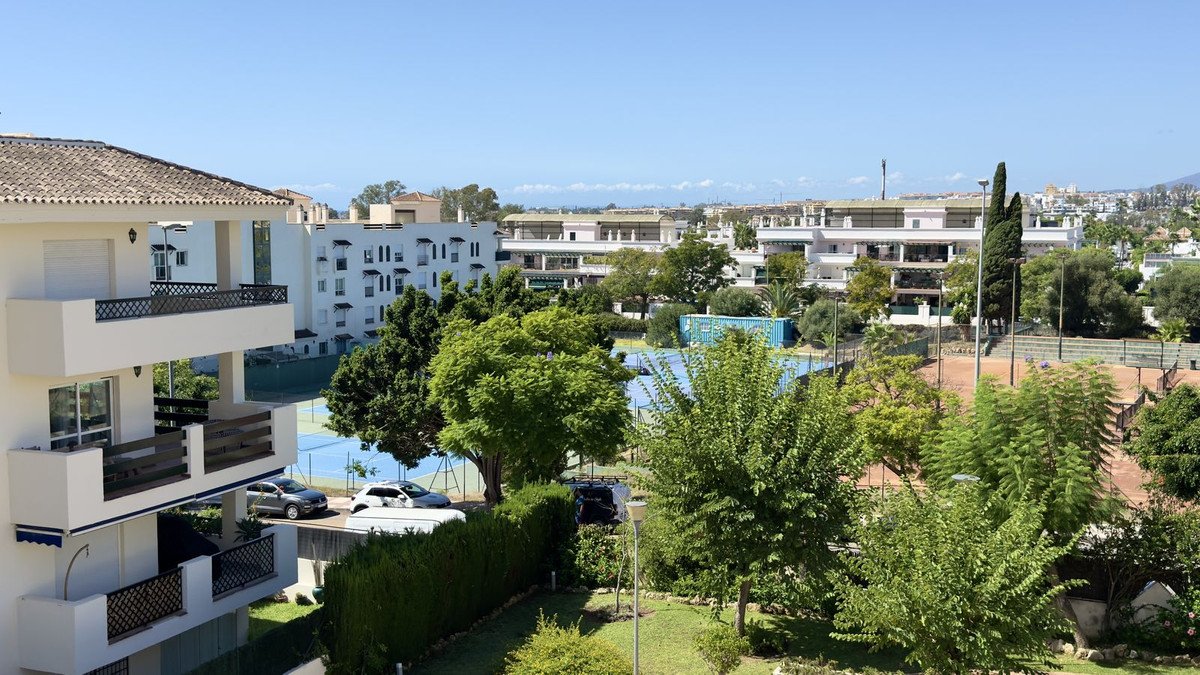 2 Bed Middle Floor Apartment in Nueva Andalucía