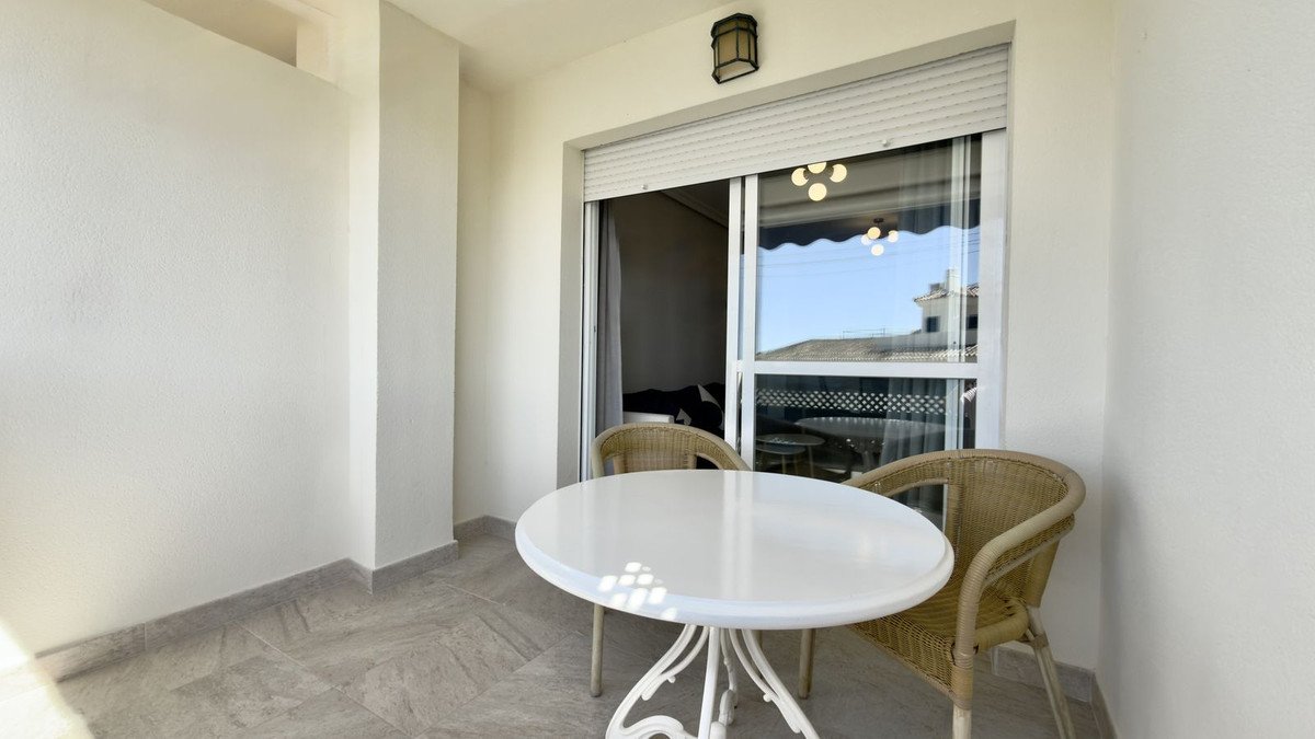 2 Bed Middle Floor Apartment in Nueva Andalucía