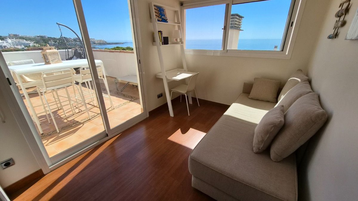 2 Bed Middle Floor Apartment in Estepona