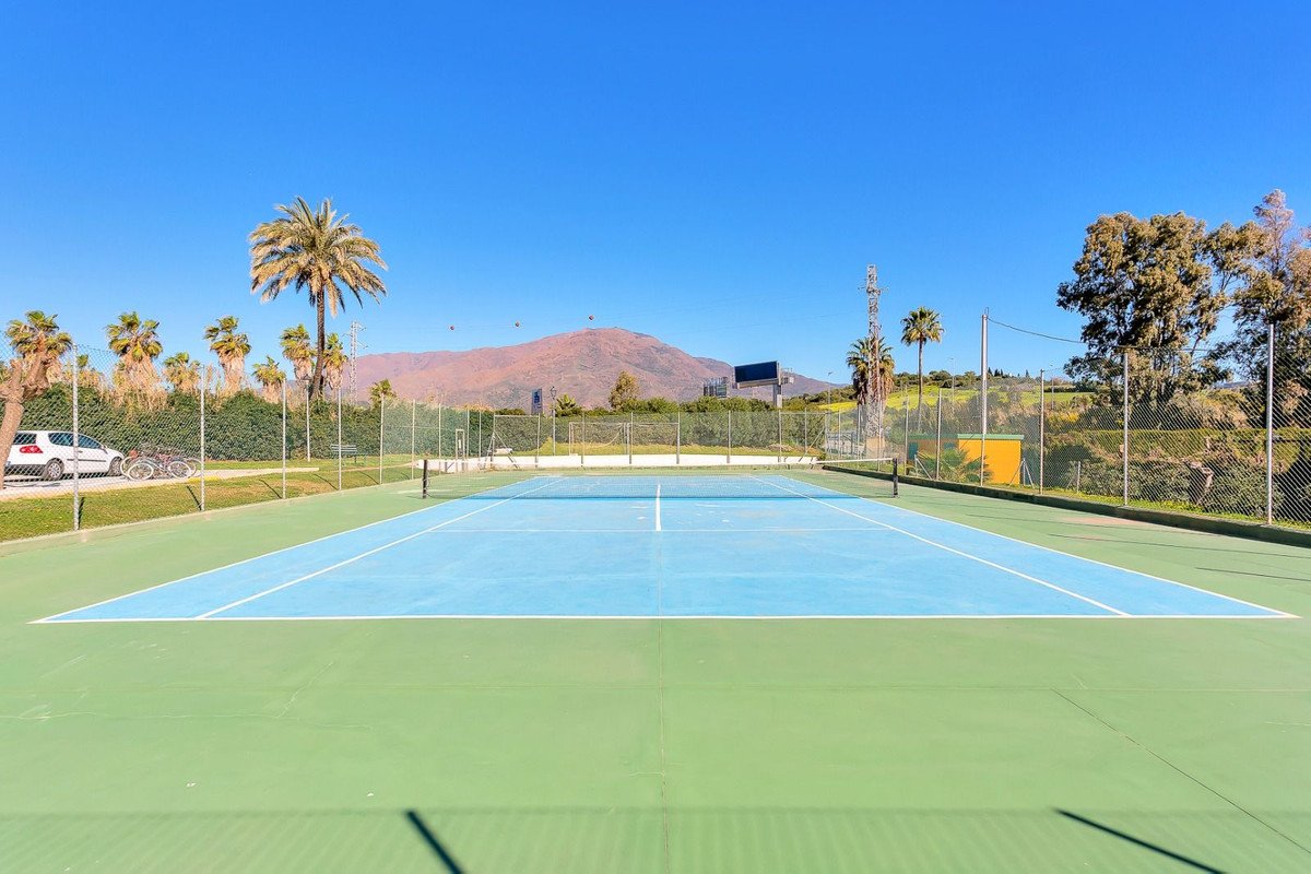 2 Bed Middle Floor Apartment in Estepona