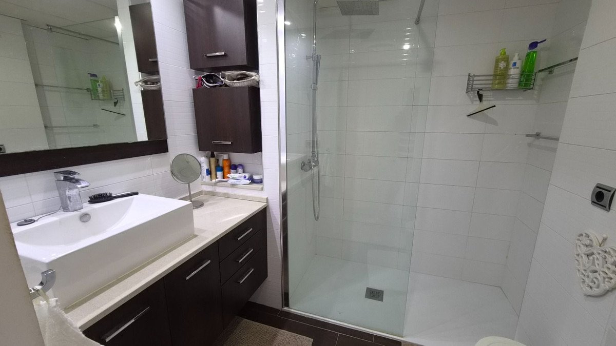 2 Bed Middle Floor Apartment in Estepona