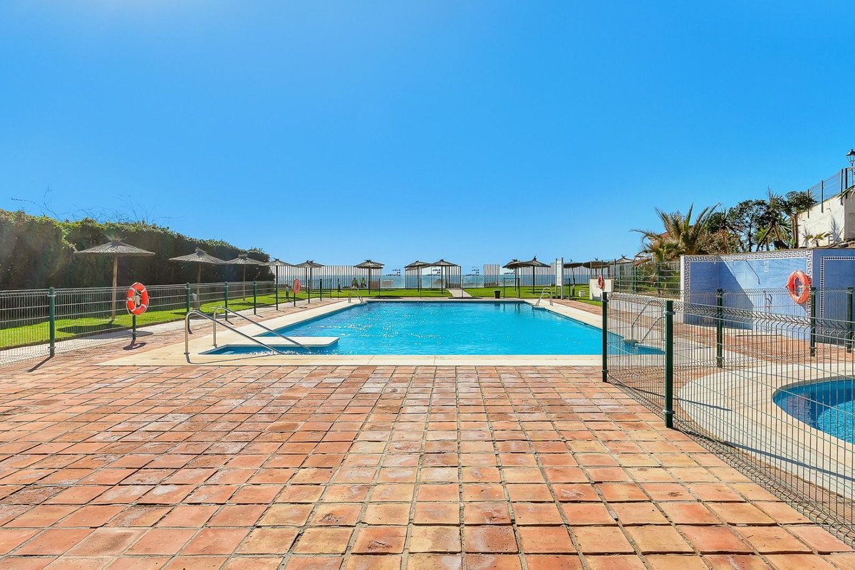 2 Bed Middle Floor Apartment in Estepona