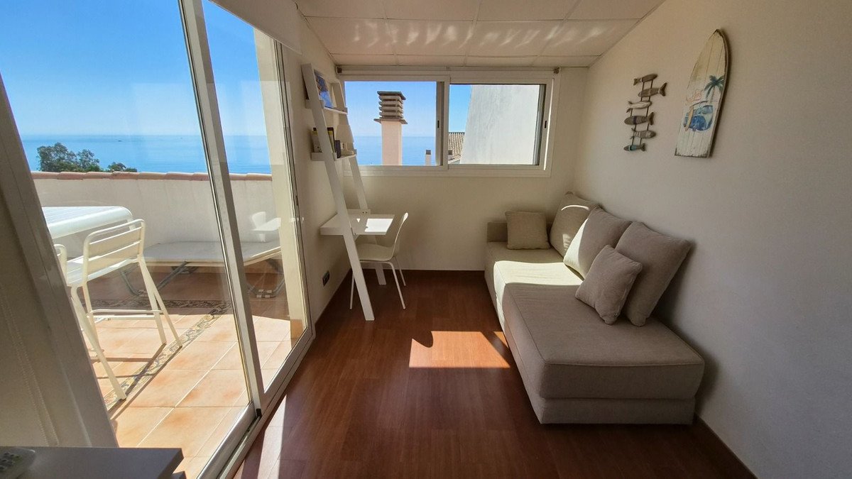 2 Bed Middle Floor Apartment in Estepona