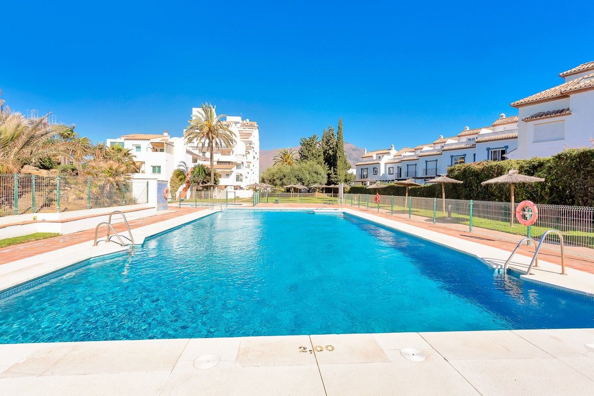 2 Bed Middle Floor Apartment in Estepona