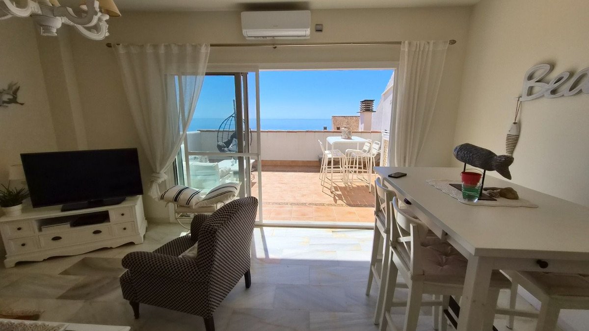 2 Bed Middle Floor Apartment in Estepona