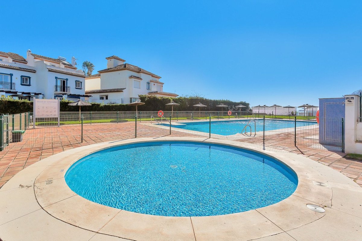 2 Bed Middle Floor Apartment in Estepona