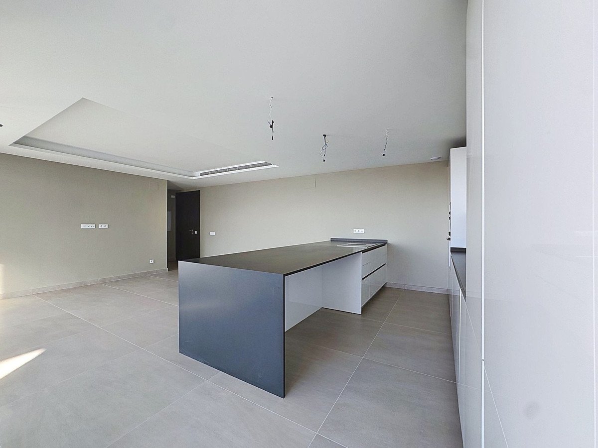 2 Bed Middle Floor Apartment in Estepona