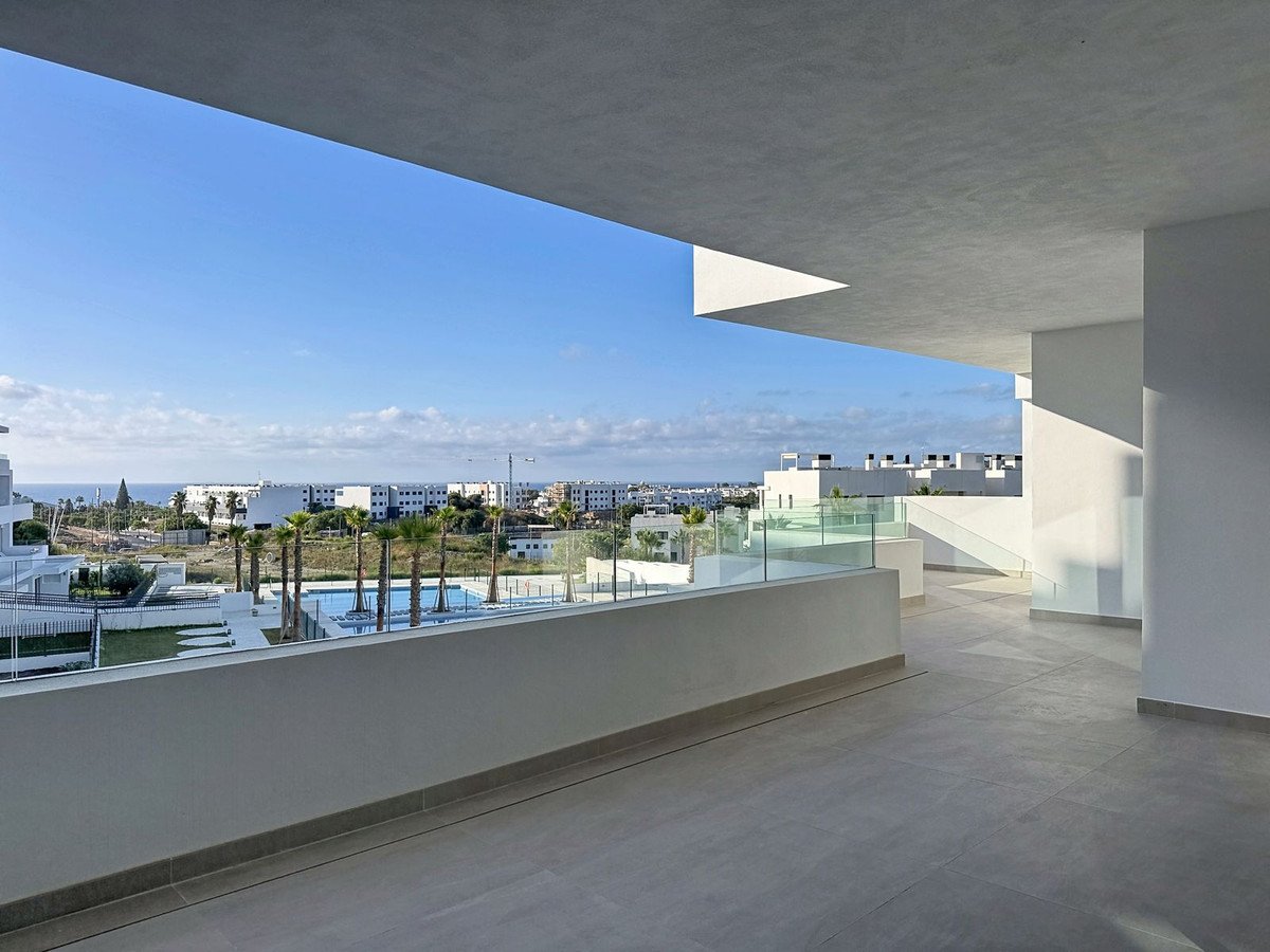 2 Bed Middle Floor Apartment in Estepona