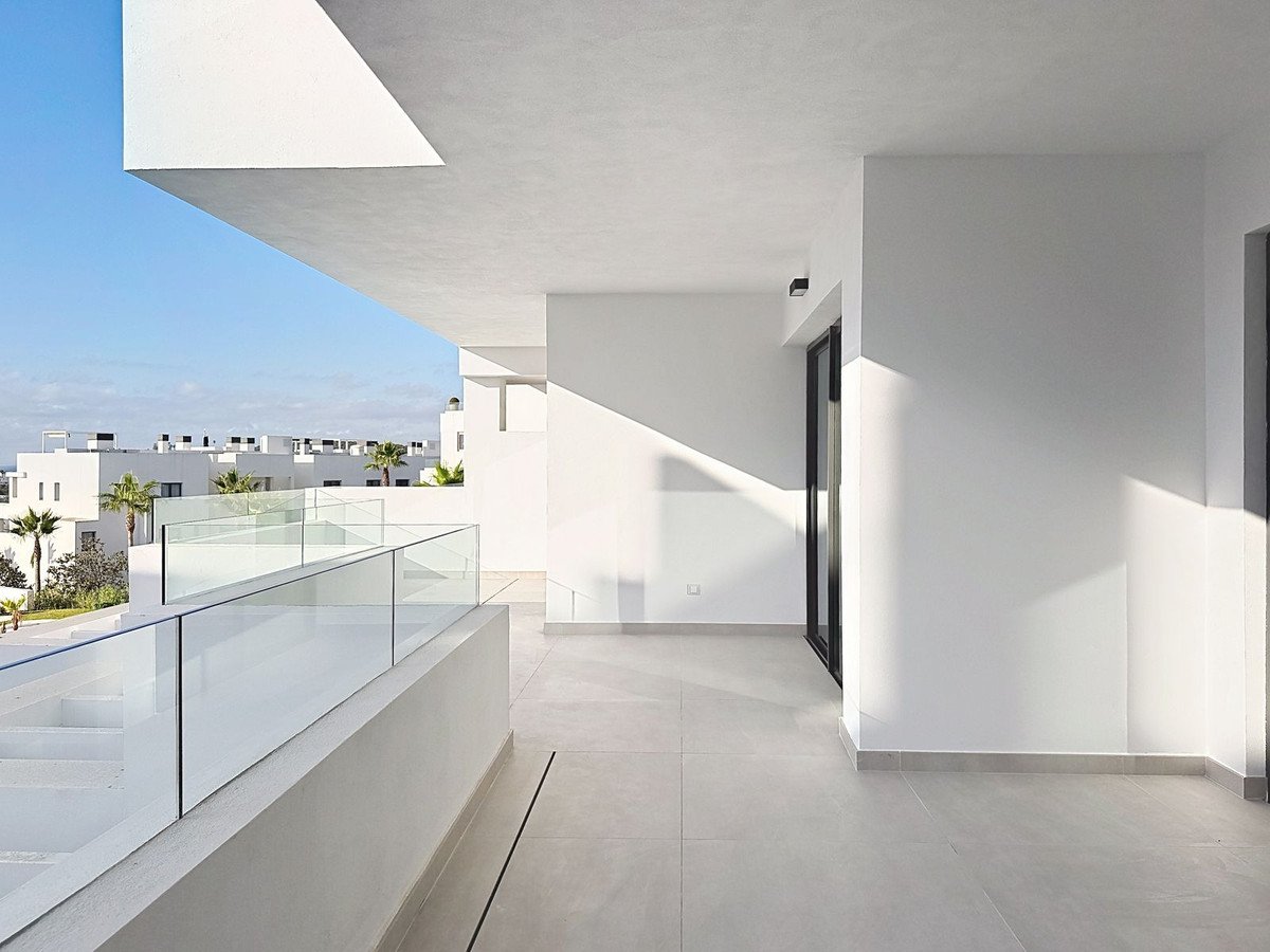 2 Bed Middle Floor Apartment in Estepona