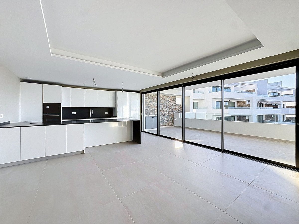 2 Bed Middle Floor Apartment in Estepona