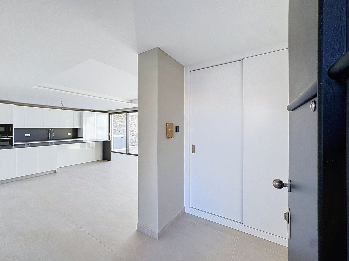 2 Bed Middle Floor Apartment in Estepona
