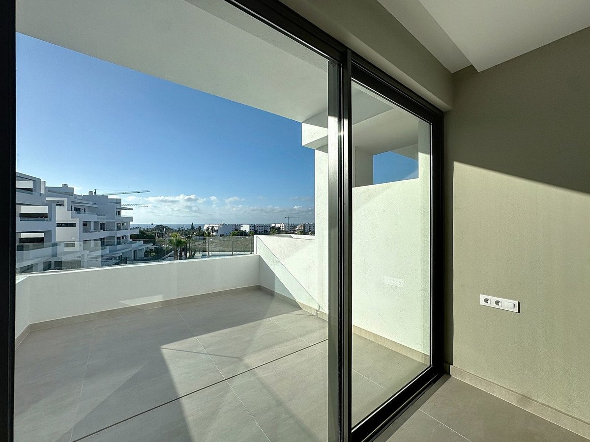 2 Bed Middle Floor Apartment in Estepona
