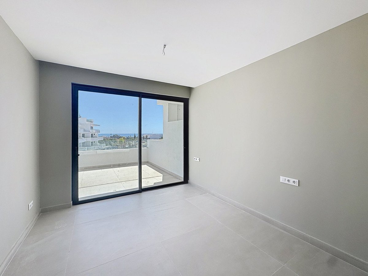 2 Bed Middle Floor Apartment in Estepona