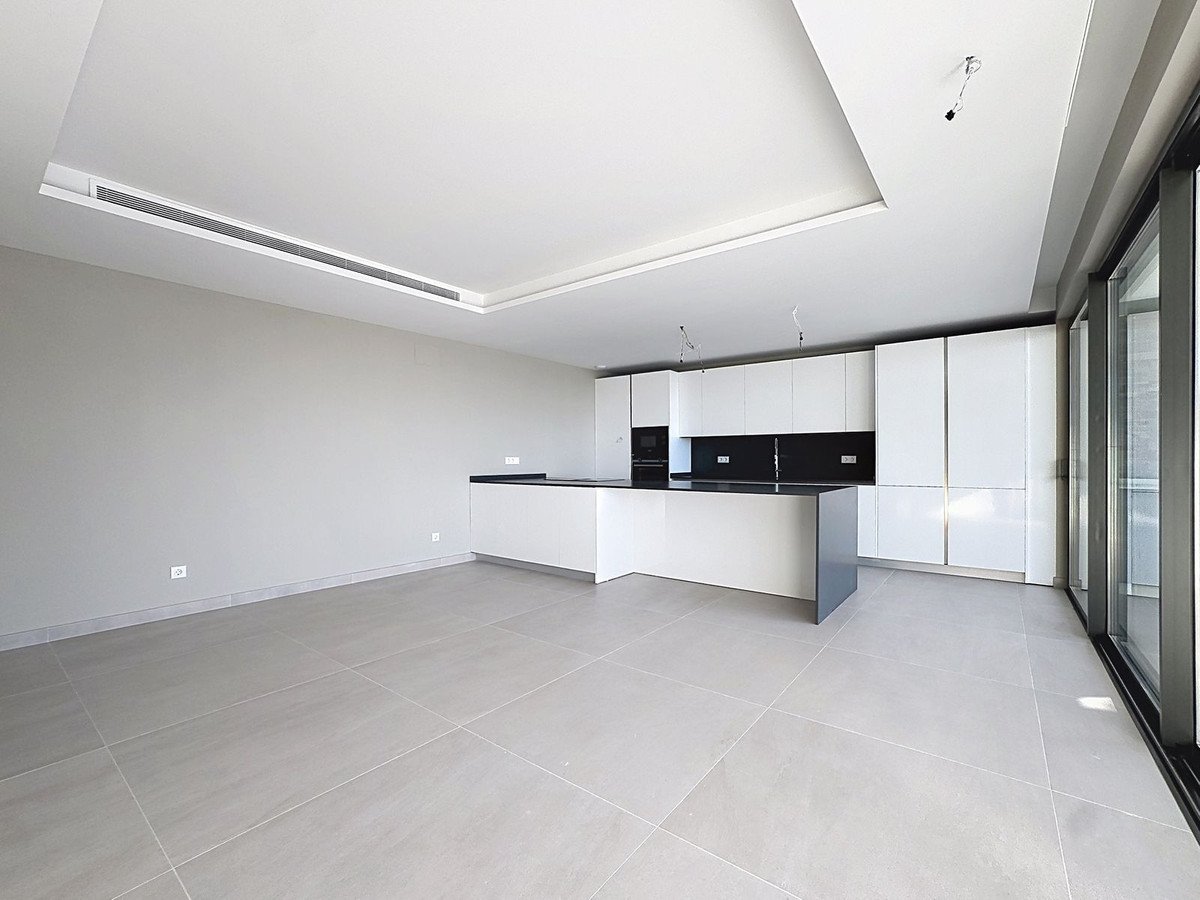 2 Bed Middle Floor Apartment in Estepona
