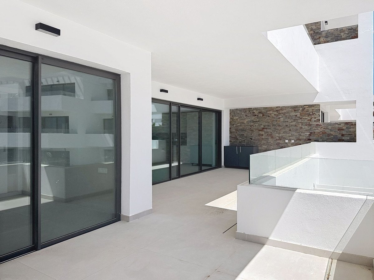 2 Bed Middle Floor Apartment in Estepona