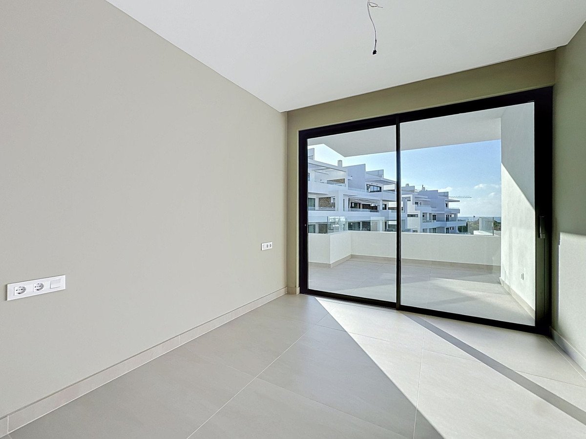 2 Bed Middle Floor Apartment in Estepona