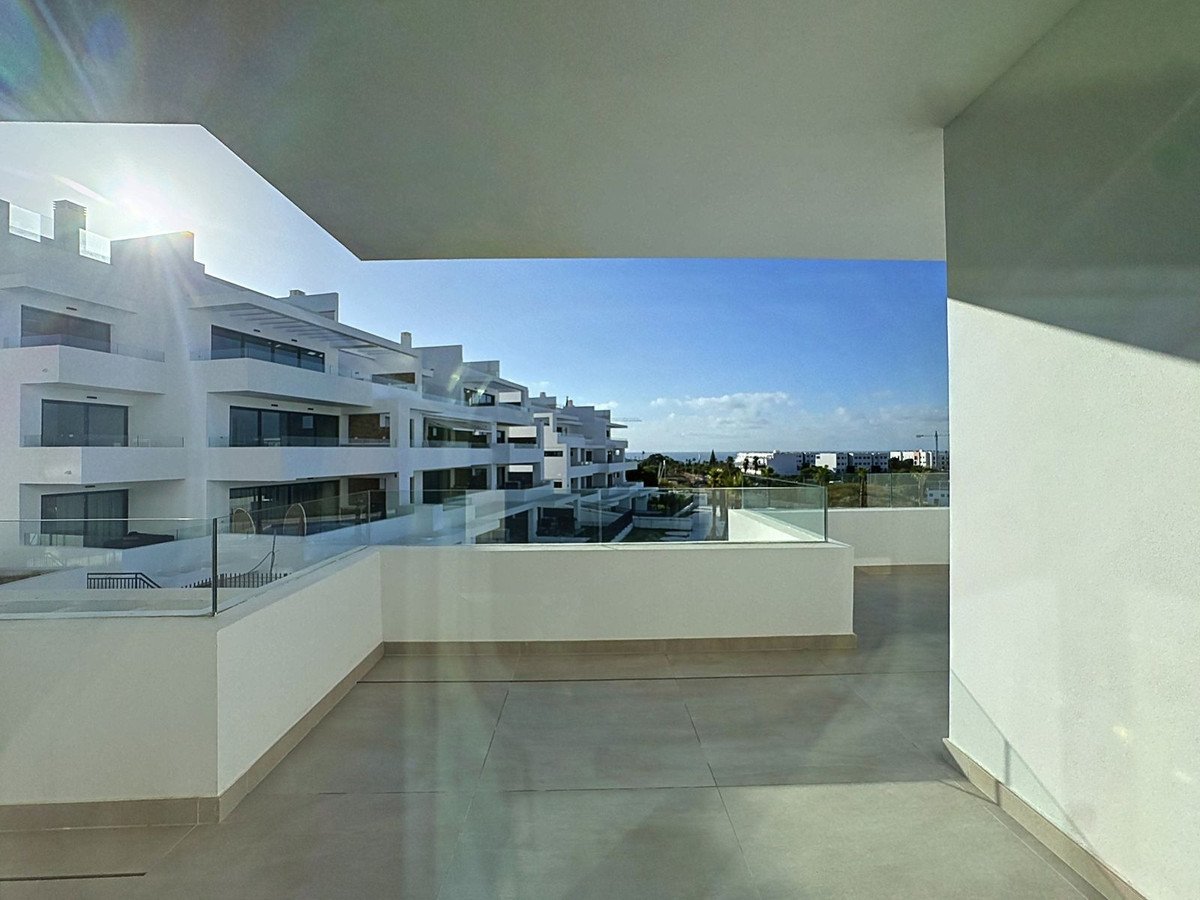 2 Bed Middle Floor Apartment in Estepona