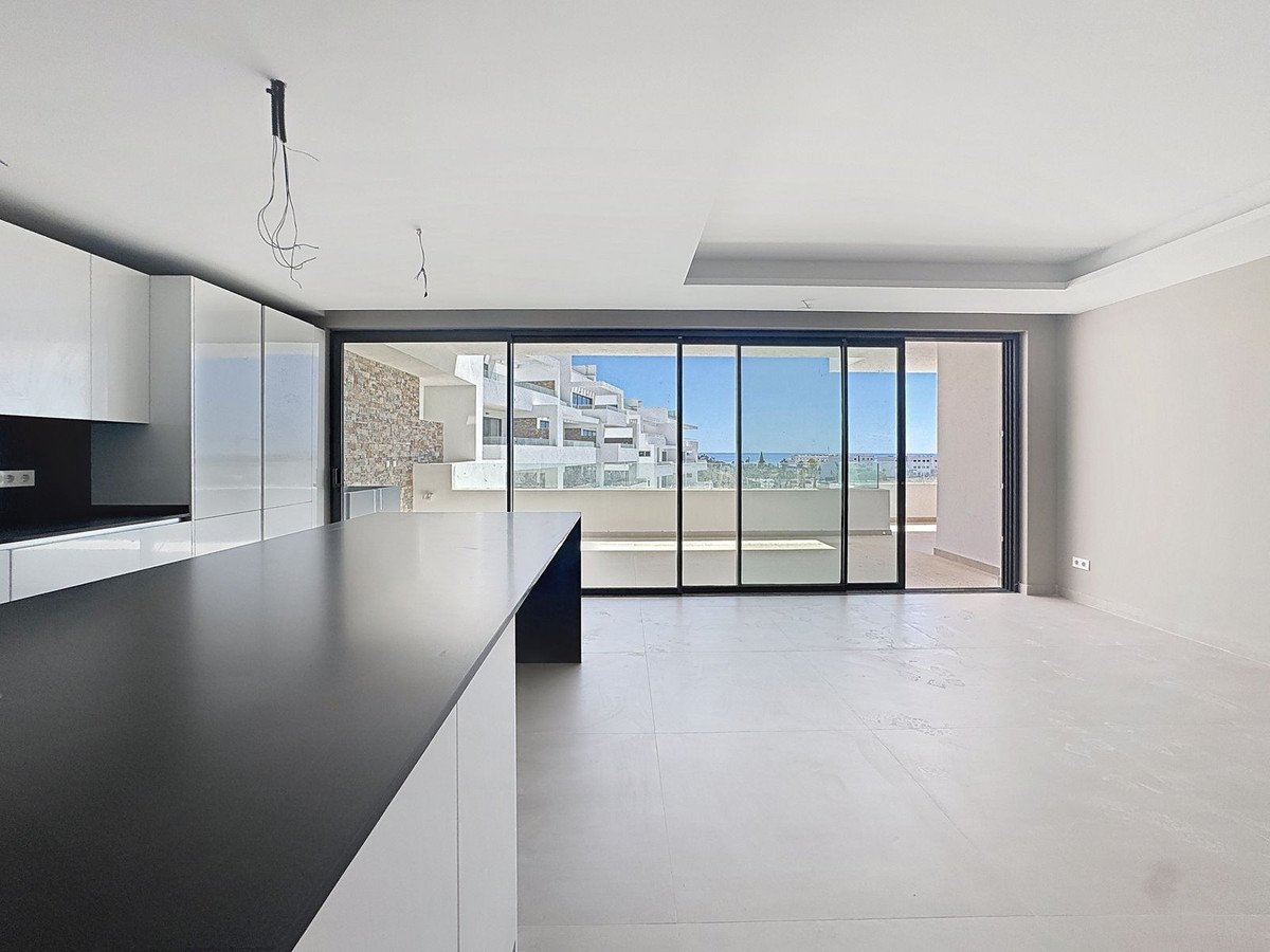 2 Bed Middle Floor Apartment in Estepona