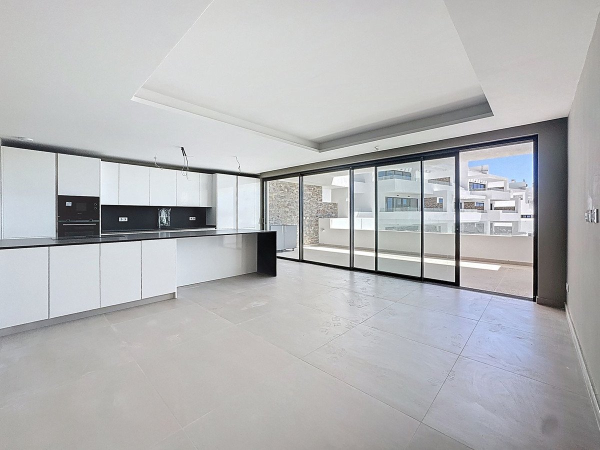 2 Bed Middle Floor Apartment in Estepona