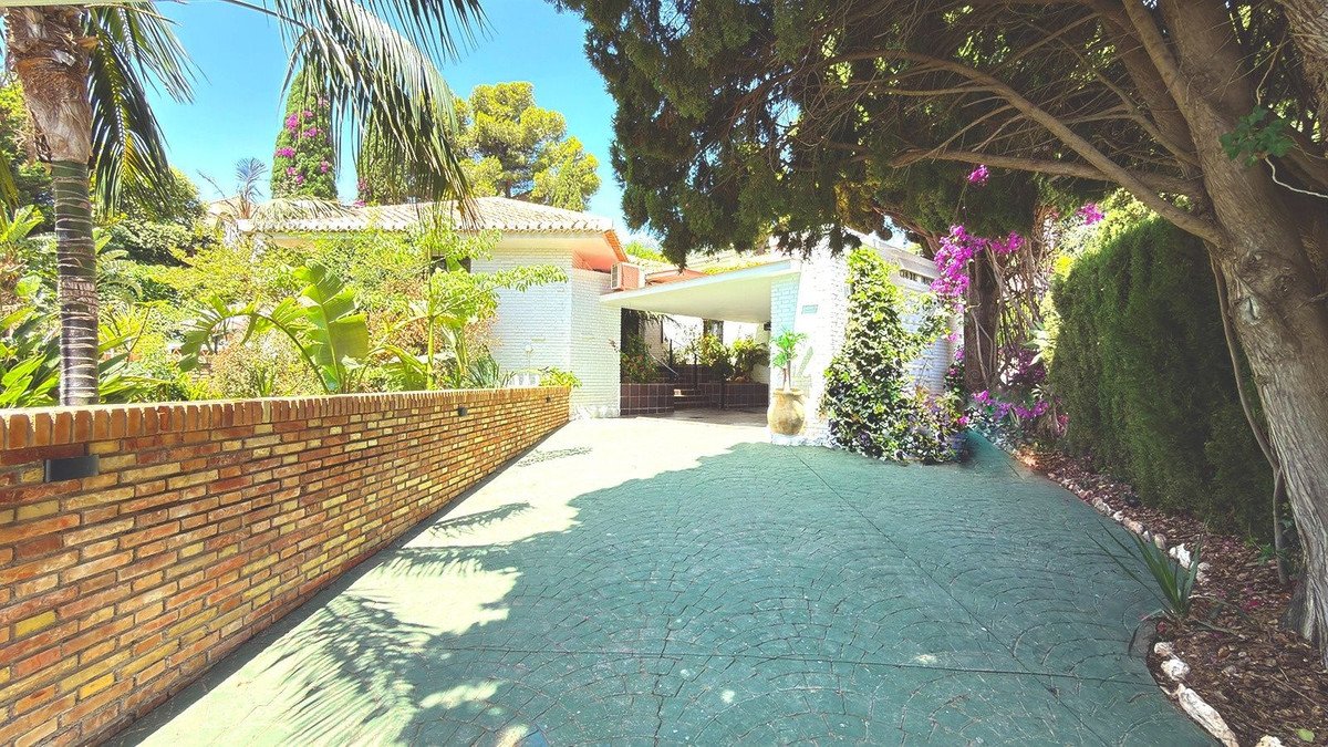 5 Bed Detached Villa in Benalmadena